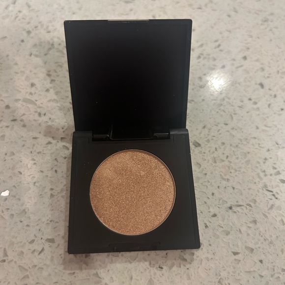 Pretty Araceli highlighter!! - Picture 2 of 3